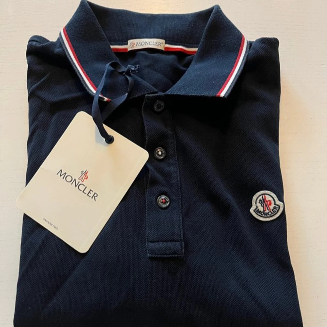 Mörk blå pikétröja från Moncler - 1