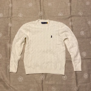 Vit ralph lauren cable knit - Säljer en vit Polo Ralph Lauren cable knit. Inte använd och otvättad. Storlek L. Skriv gärna om du har frågor!! 🙂