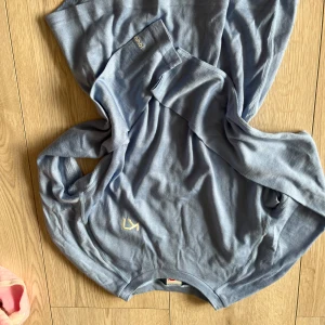 Blå tränings tröja från Kari Traa - Säljer en snygg blå tränings tröja från Kari Traa. Tröjan har en diskret logga på bröstet och är tillverkad i ett mjukt material. Perfekt för en avslappnad stil.