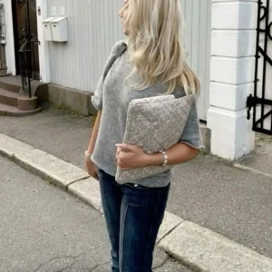 Grå stickad tröja med trekvartsärm - Säljer en stilren grå stickad tröja med trekvartsärm. Superfin och helt ovanvänd❤️