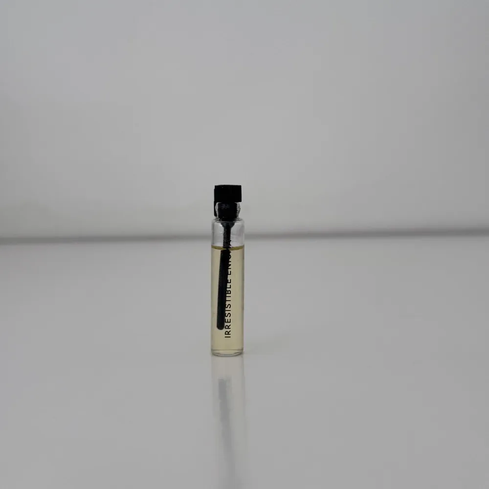 Essnce parfymprov av Irrisistable Enigmađ«¶đ» Luktar supergott! Parfymen Ă€r inspirerad av Prada Paradoxeđ. Perfume.