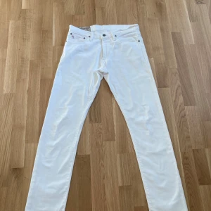 Ralph Lauren jeans - Vita Ralph Lauren jeans i bra skick, slim fit 30x32 bra för sommaren. Säljs pga har blivit för små. Pris kan diskuteras. 