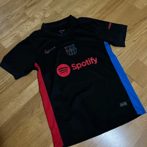 Barcelona Tröja - Säljer min Barcelona tröja, storlek S. Produkten är i väldigt bra skick. Priset kan diskuteras vid köp av snabb affär