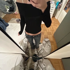 Svart offshoulder topp - Super snygg offshoulder tröja💕tröjan är i ett lite små genomskinlig material som är väldigt mjukt och skönt 💗 passar till vardags men också till fest. Går att ha båda eller en axel offshoulder💕 Den har två små håll som inte syns när man har på sig den men kolla bild 4 och 5 men de syns ej på de andra bilderna💕storlek Xs men passar mig som har S/Xs perfekt 