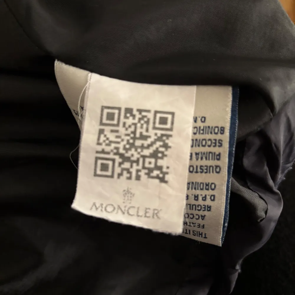 Säljer en snygg svart dunväst från Moncler med dragkedja och två praktiska fickor framtill. Västen har en klassisk design med Moncler-logga på bröstet. Är osäker på storleken men den passar nog en L, skriv vid funderingar . Takit.