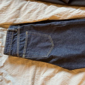 Jeans - Mörkblå jeans från Lindex i storlek 36. Hög midja och straight i modellen! Aldrig använda men ingen lapp kvar!