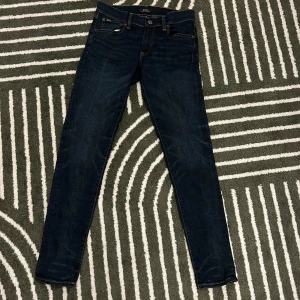 Ralph lauren jeans - Hej! Säljer ett par snygga Ralph lauren jeans. Det är storlek 160, och de sitter slim. Priser kan diskuteras.