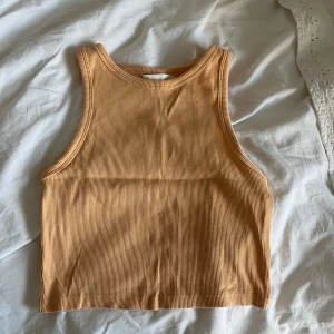 Sommartopp - Ett sött linne perfekt till sommaren. Den är i storlek S men passar även XS. Linnet är i toppskick även fast det är hyfsat använt. 