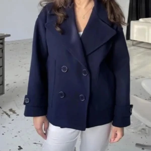 Design by si kappa - Fin kappa från design by si i väldigt bra skick💕Skulle kunna byta mot en likadan i svart!