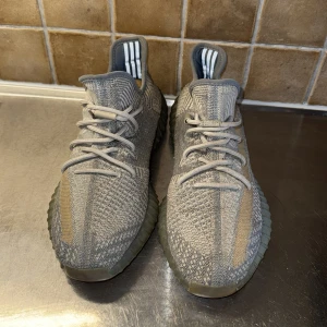 Skor - Nypris 4000kr säljs för 1500kr. Yeezy 350 Israfil 