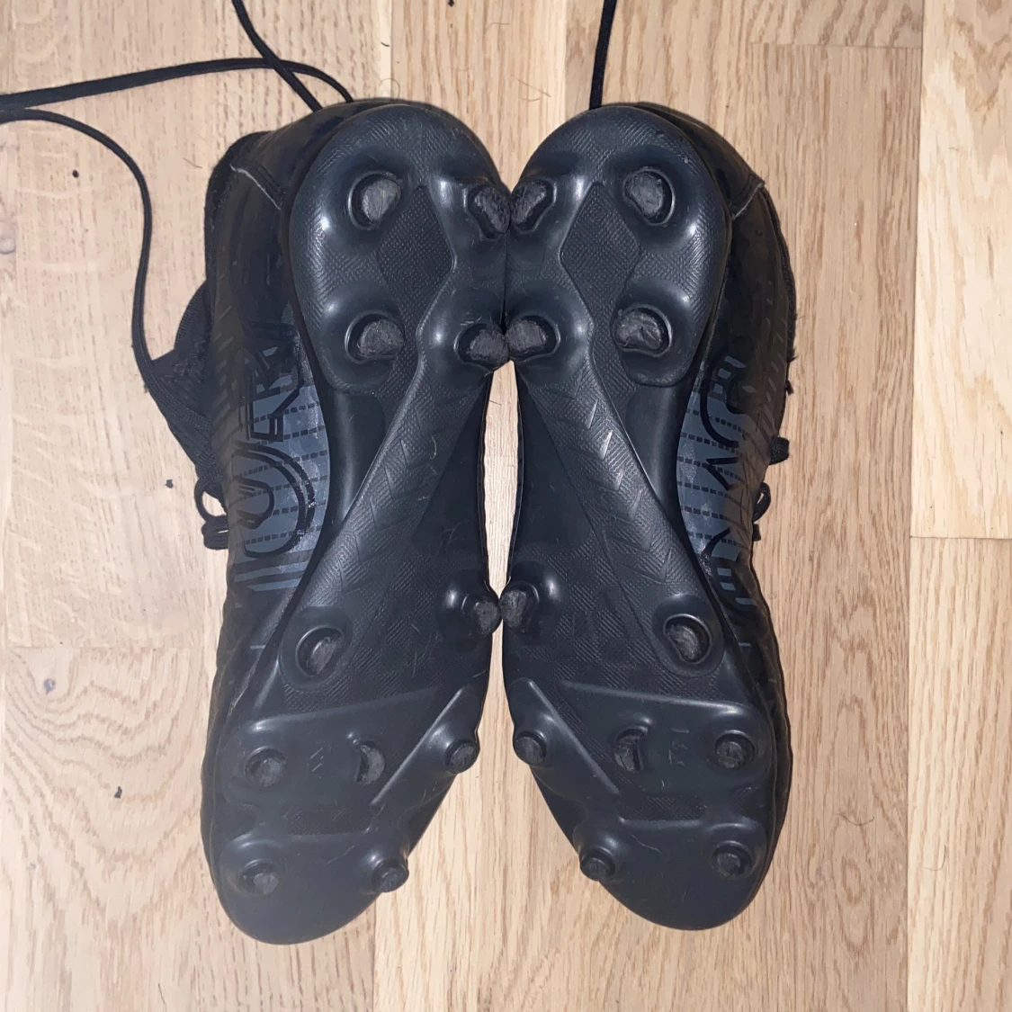 Svarta fotbollsskor med snörning - 1