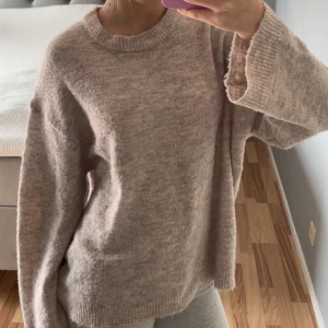 Beige stickad tröja från lager 157 - Mysig beige stickad tröja från 157 med rund hals och långa ärmar. använt fåtal gånger