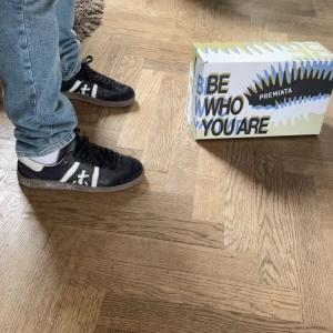 Premiata skor - Snygga svarta sneakers från Premiata med vita detaljer och snörning. Skorna har en rund tå och en bekväm sula. Perfekta för en stilren look.