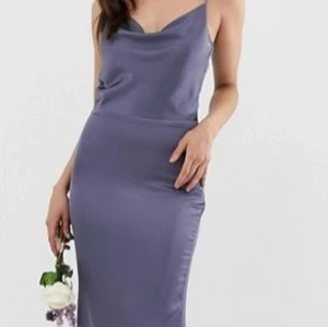 Mörkblå långklänning med smala axelband - Elegant mörkblå långklänning med smala axelband och en stilren design. Perfekt för speciella tillfällen. Klänningen är köpt secondhand från Sellpy.                                    Skriv gärna vid frågor eller för fler bilder :)