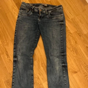 Ltb Valerie långmidjade jeans - Säljer mina fina populära Ltb jeans!💗 Dom är i jättebra skick och perfekt för dig som är lite längre då de är i längd 34, jag har oftast storlek s/m och dom passar helt perfekt 💕 slutsålda nästan överallt 🎉Har ett litet håll nere vid baksidan av foten men syns knappast, även ett litet håll i midjan( som har varit använd för skosnöre) skriv för bilder med jeansen på!❤️