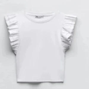 Zara topp - Säljer denna söta vita Zara toppen med volanger på sidorna, endast använd några gånger❣️