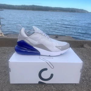 Nike Air Max 270 i vit och blå - Helt nya och oandvända Nike Air Max 270 sneakers i stl 44 