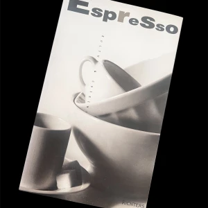 Espresso: Kultur & Cuisine - Boken 'Espresso: Kultur & Cuisine' från Richters utforskar espressons roll i stadslivet med fokus på dess djupa färg och fylliga smak. Den innehåller romantiska bilder, ljuva ord och utsökta recept som hyllar denna speciella dryck.