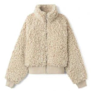 Beige teddyjacka med dragkedja - Mysig beige teddyjacka med dragkedja och hög krage. Jackan har långa ärmar och ribbade muddar vid ärmslut och nederkant. Perfekt för kyliga dagar.