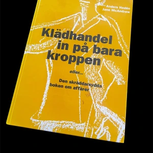 Klädhandel in på bara kroppen - Boken 'Klädhandel in på bara kroppen' handlar om hur man bygger upp framgångsrika affärer inom klädhandeln. Den ger insikter om att starta och driva en klädbutik, hantera kostnader och utveckla affärsstrategier. Perfekt för den som vill fördjupa sig i textilbranschen.
