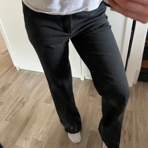 Svarta kostymbyxor från Madlady - Snygga svarta kostymbyxor från Madlady med en klassisk passform. Perfekta för en stilren look. Byxorna har en rak design och är tillverkade i ett bekvämt material. 36/regular🩷