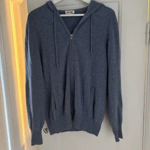 Blå kashmir hoodie från Soft Goat - Säljer min ljusblå zip up från soft goat då den inte används. Riktigt fint skick. Tar gärna prisförslag!