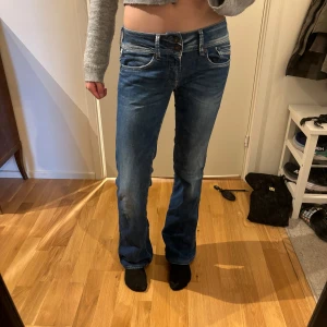 Blå bootcut jeans - Snygga blå bootcut jeans från Pepe💖 Väldigt bra skick och säljer då de inte passar mig. Storlek W27 L32