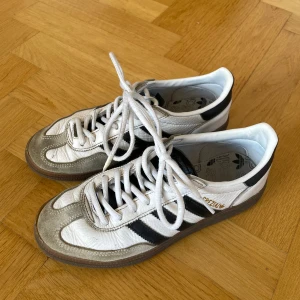 Adidas handball spezial  - Adidas Handball Spezial i strl 37 1/3. Väl använda men mycket kvar att ge, finns inga hål och sulan är hel. Har putsat dem utvändigt och tvättat dem invändigt, samt kört skosnörena i tvättmaskin. Så de är superfräscha! Materialet är blandat skinn, skinnimitation och textil. 