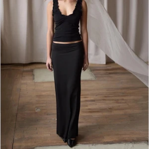 Svart långkjol - Elegant svart långkjol med en smickrande passform. Kjolen har en enkel och stilren design som gör den lätt att matcha med olika toppar. Perfekt för en chic och sofistikerad look. Nypris 299kr. Använd ca 1- 2 gånger, säljer då den är alldeles för lång för mig! 