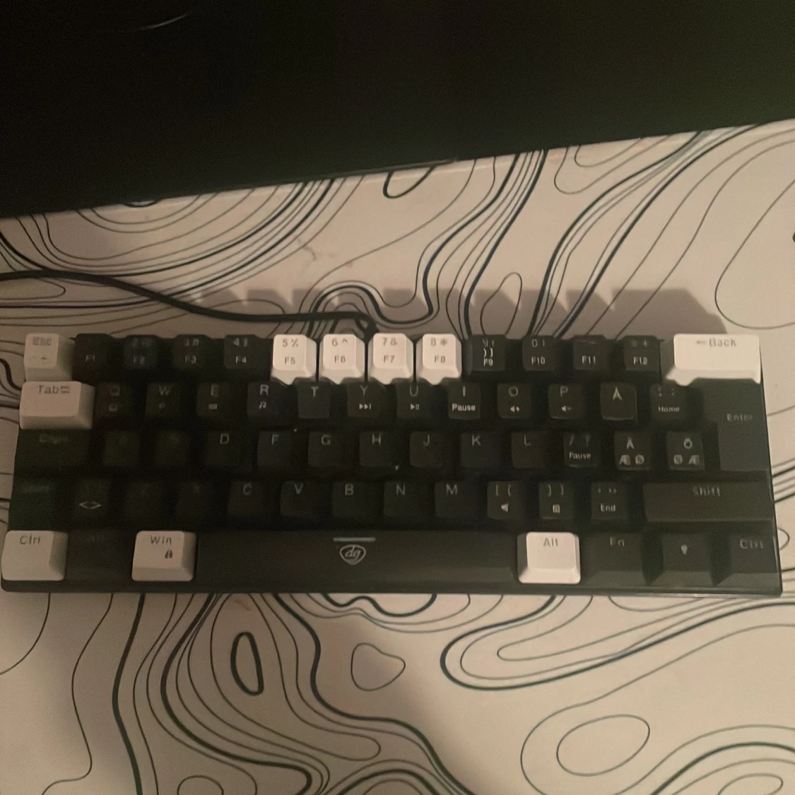 Svart och vit mekaniskt tangentbord - 2