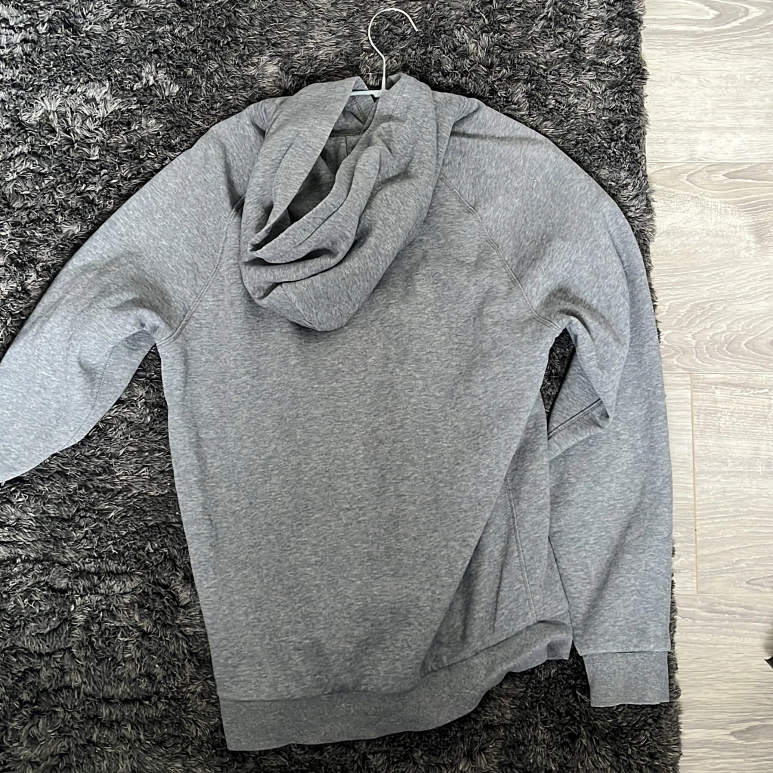 Grå hoodie från Peak Performance - 1