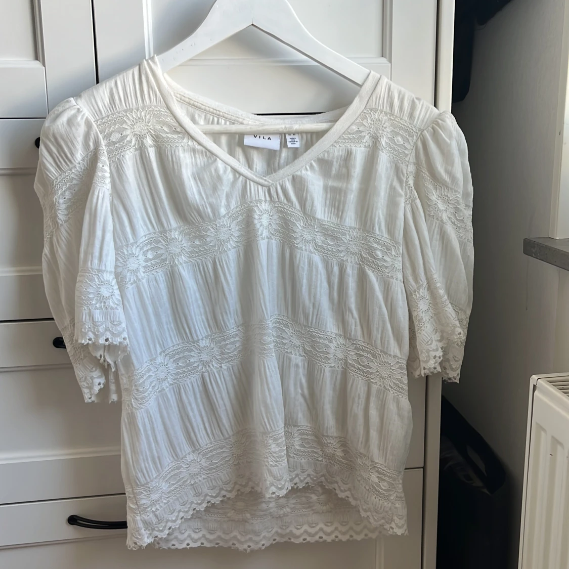 Vit blus med spetsdetaljer från Vila