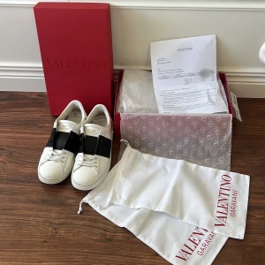 Valentino skor  - Säljer ett par vita Valentino Garavani sneakers, skorna är i bra skick skulle säga 8/10.  !KVITTO FINNS! Skorna kommer med originalkartong och dustbag. Storleken är 41/5 Hör av er vid minsta fundering eller om ni vill ha fler bilder. 🤩🤝 priset är ej hugget i sten.