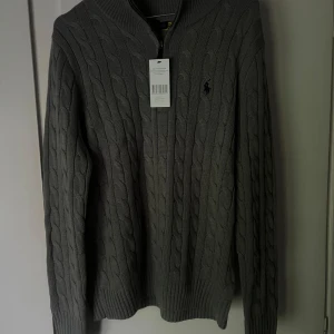 Ralp lauren kabelstickad quarterzip - Ralph lauren kabelstickad quarterzip tröja i storlek S. Helt ny med etikett kvar! Pris kan diskuteras vid snabb affär. Tveka inte att höra av er vid frågor!:)