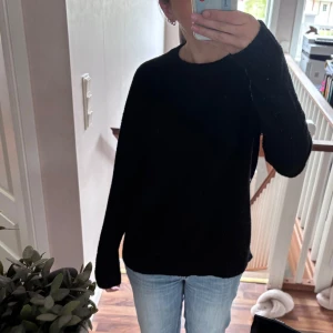 Svart stickad tröja - En enkel och stilren svart stickad tröja med rund halsringning och långa ärmar. Perfekt att matcha med jeans eller kjol för en avslappnad look. Skriv för fler bilder💕