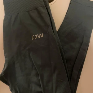 Tränings thighs  - Använda, lite sämre skick med en lite defekt mellan benen men går lätt att sy ihop! Skriv för fler bilder eller funderingar🌸