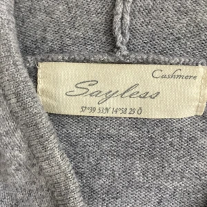 Kashmir hoodie - Säljer denna kashmir hoodie från sayless i storlek S. Allt är bra förutlm att de är en liten färg fläck i mitten men den kan gömas men osäker om tvättas bort har bara inte orkat. Nypris 900. 