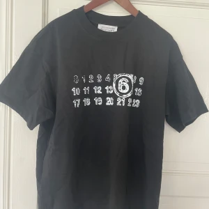 Maison Margiela t shirt  - Maison Margiela t shirt | Nyskick, aldrig använd | storlek M, sitter större | Kom privat för frågor eller fler bilder!