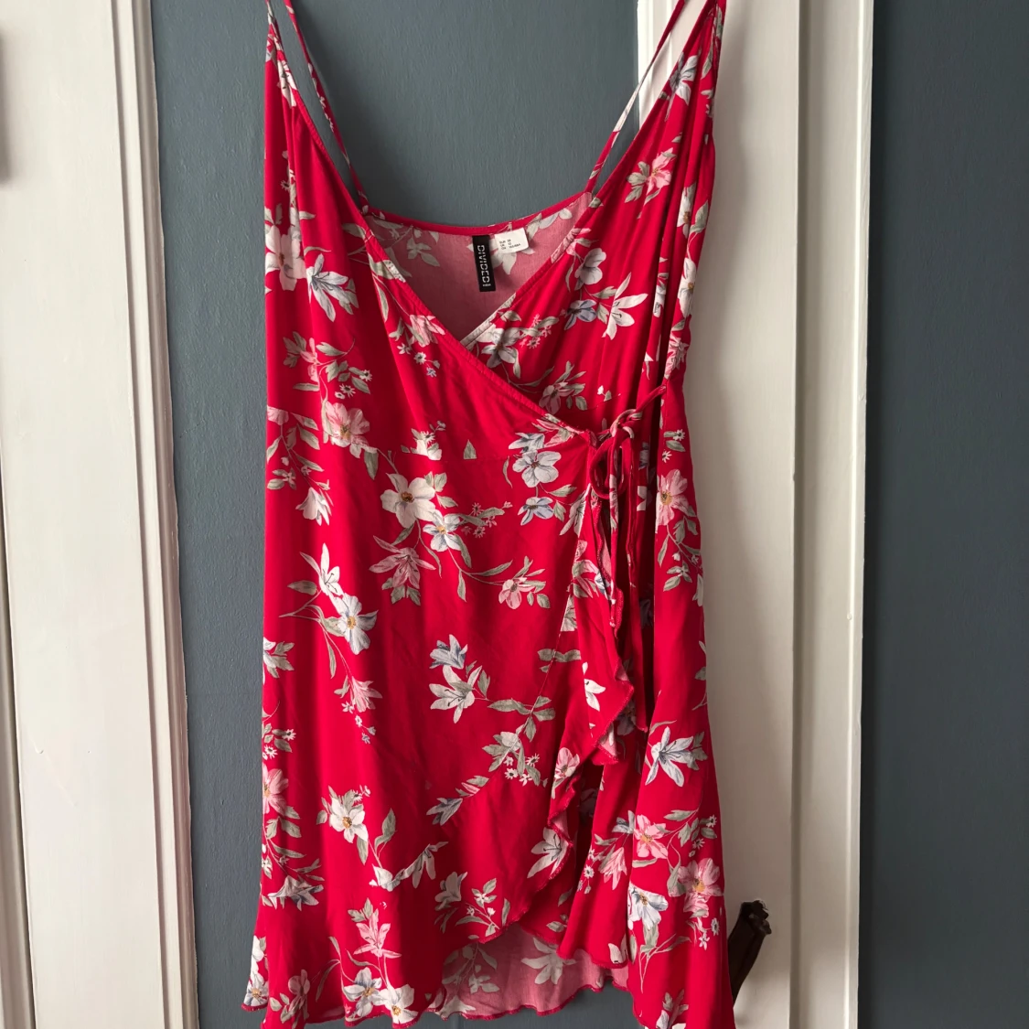 Röd blommig omlottklänning med volang