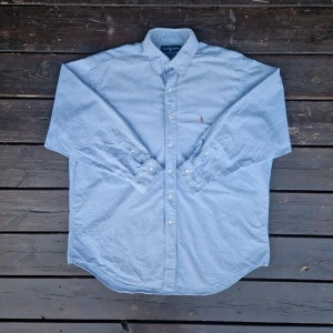 Ralph lauren skjorta XL - 📊 Färg: Ljusblå  📏 Storlek: XL  📐 Mått: Längd - 84cm Axelbredd - 53cm  ♻️ En långärmad ljusblå Ralph lauren skjorta i storlek XL. I väldigt bra skick, inga fläckar, hål eller defekter! Perfekt nu när det börjar bli varmare och sommaren kommer!☺️  👕 Material: 100% Bomull  #mensfashion #mensstyle #ralphlauren #classicstyle #buttondown #shirt #fashion #Vintage #Ralphlaurenskjorta