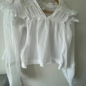 Blus från Gina tricot - Supersöt blus från Gina tricot som är använd en gång, storlek 158/164 men funkar som XS och S
