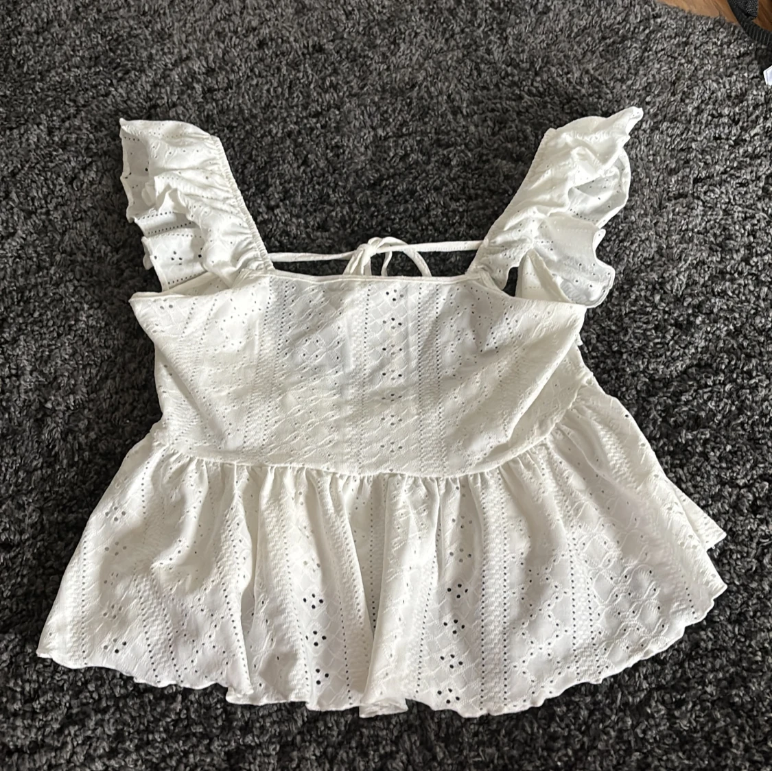 Vit broderad volangtopp från SHEIN