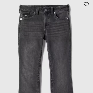 Grå bootcut jeans från True Religion - Snygga grå jeans från True Religion med bootcut-passform och klassiska detaljer. Becca Mid Rise Boot Svart Jeans, de är mid rise i storlek 26 köpt från carlings hemsida, säljs då dom inte används💕