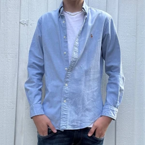 Ljusblå Ralph Lauren Skjorta S - Ljusblåa Ralph lauren skjorta | S | Skick: 9,5/10 | frakten sker på köparens bekostnad via Instabox eller PostNord! | Hör av dig vid frågor eller funderingar.