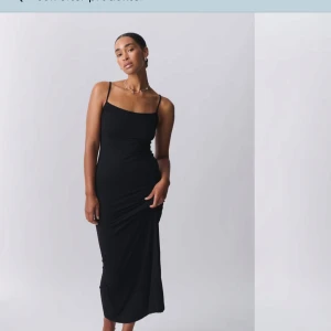 Svart långklänning med smala axelband - Stilren svart långklänning med smala axelband och figurnära passform från Gina Tricot. Kan eventuellt bytas mot en storlek S.