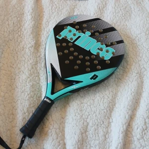 Helt nytt padelrack - Nästintill oanvänt padelrack🎾 Funkar jättebra, säljer då det aldrig används😀 Pris går att förhandla💞