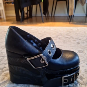 Lamoda platform skor  - Köpte dom second hand, är inte mycket använda för dom var för små för mig, perfekt condition licksom.