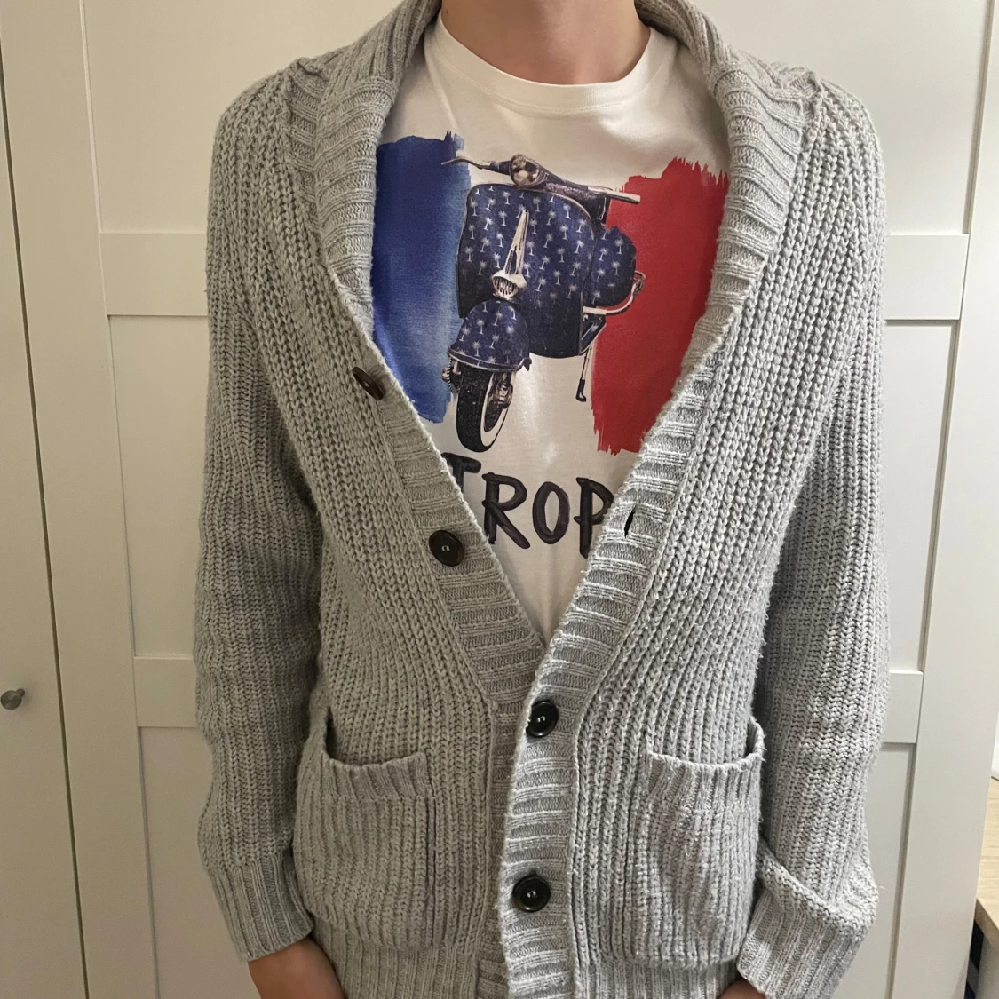 Ljusgrå stickad kofta från Divided