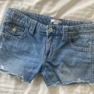 Jeans shorts från Gina - Ljusblå jeansshorts från Gina tricot, super fina nu till sommaren. Endast tvättade annars helt nya!