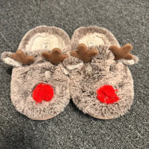 Bruna fluffiga tofflor med renmotiv - Supermjuka och mysiga bruna tofflor från mywear med renmotiv, horn och röda nosar framtill. Perfekta för att hålla fötterna varma under vintern och julen. Tofflorna har rund tå och är täckta i fluffigt syntetmaterial. står storlek 40/41 men passar snarare 39!